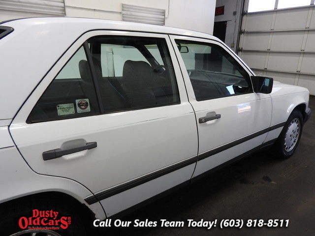1988 White Mercedes-Benz 260 E Sedan