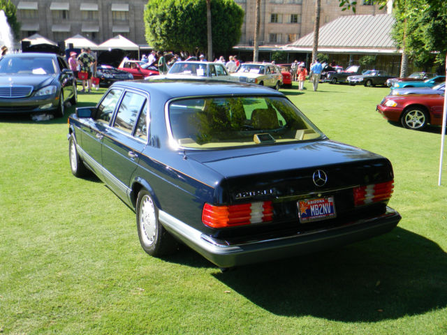 1988 Midnight Blue Mercedes-Benz 400-Series 4dr