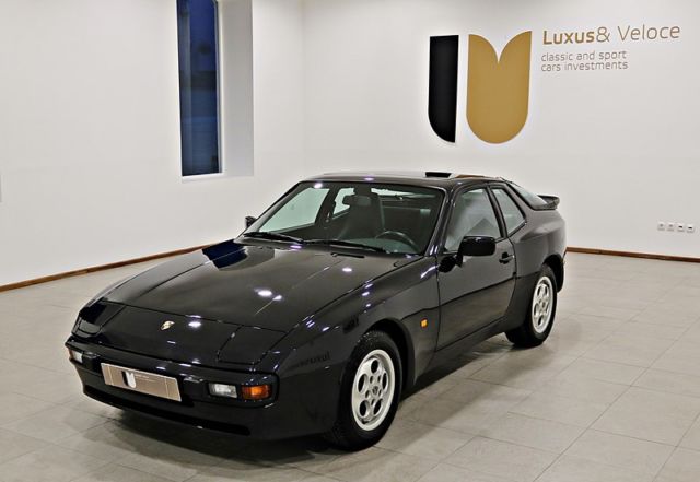 1900 Porsche 944