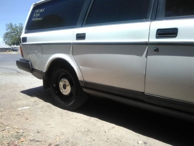1988 White Volvo 240 Wagon