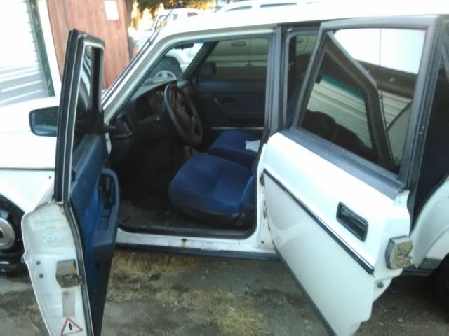 1988 White Volvo 240 Wagon