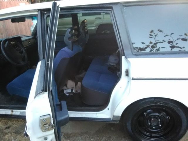 1988 White Volvo 240 Wagon