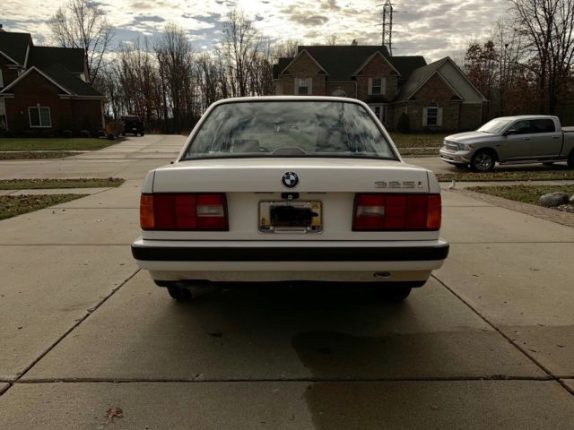 1989 White BMW 3-Series Sedan
