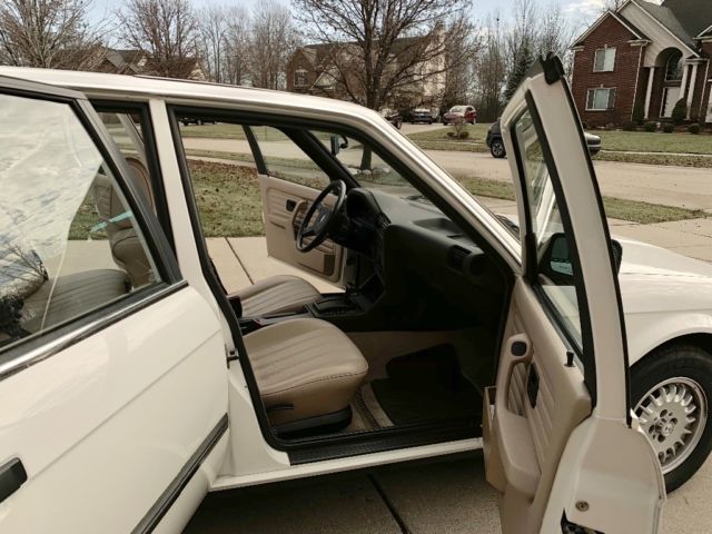 1989 White BMW 3-Series Sedan