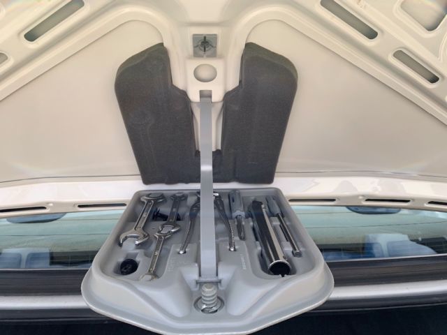 1989 White BMW 3-Series Sedan