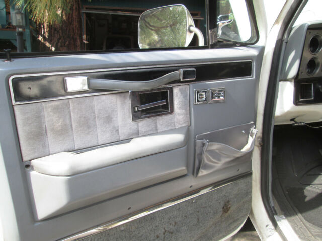 1989 White Chevrolet Blazer