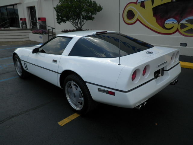 1989 White Chevrolet Corvette Coupe