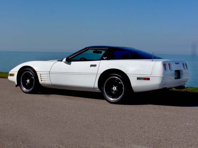 1989 White Chevrolet Corvette Coupe