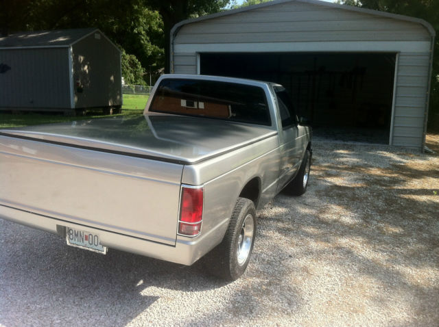 1989 Silver Chevrolet S-10 Standard Cab Pickup