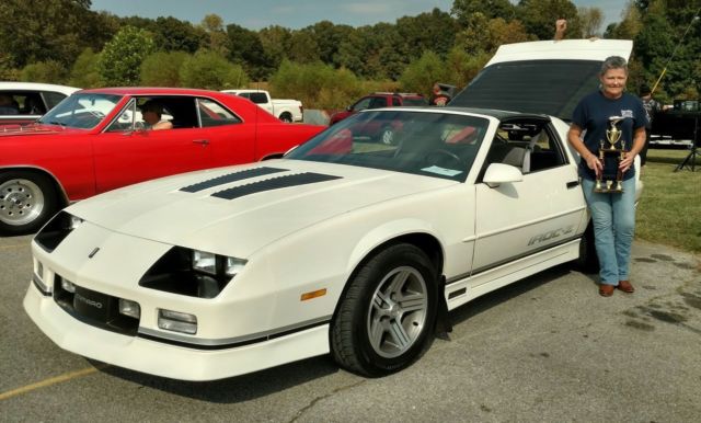 1989 White Chevrolet Camaro Coupe