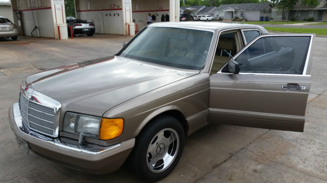 1989 mettalic brown Mercedes-Benz 300-Series Sedan