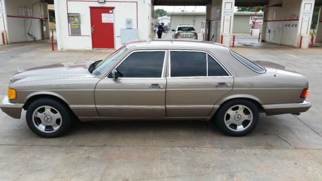 1989 mettalic brown Mercedes-Benz 300-Series Sedan