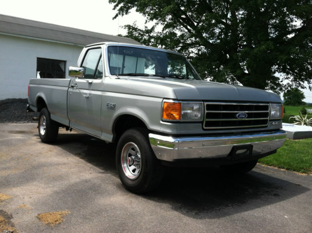 1989 Silver Ford F-150 Standard Cab Pickup
