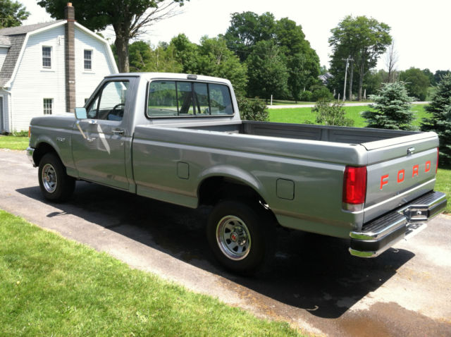 1989 Silver Ford F-150 Standard Cab Pickup