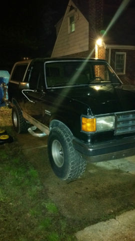 19890000 black Ford Bronco SUV