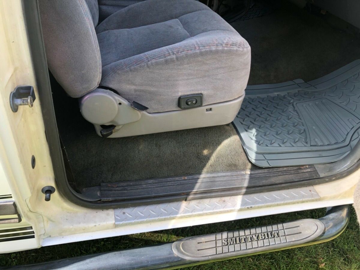 1989 White Ford Bronco Suv