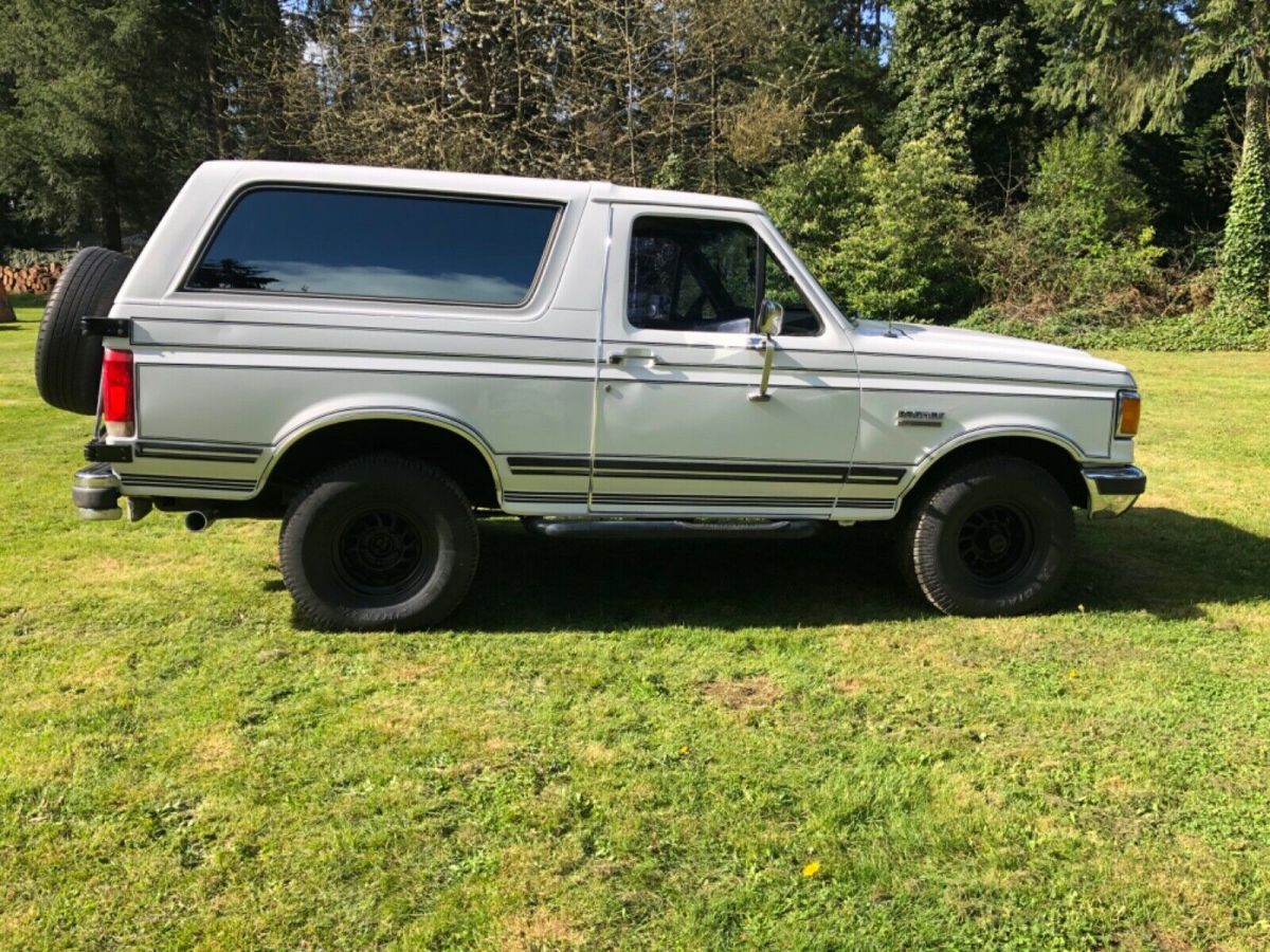 1989 White Ford Bronco Suv