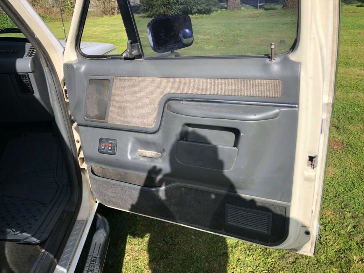 1989 White Ford Bronco Suv