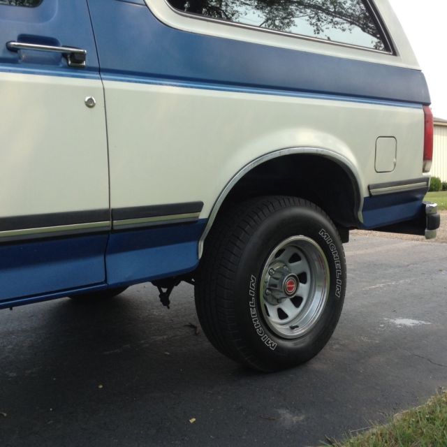1989 Blue Ford Bronco SUV