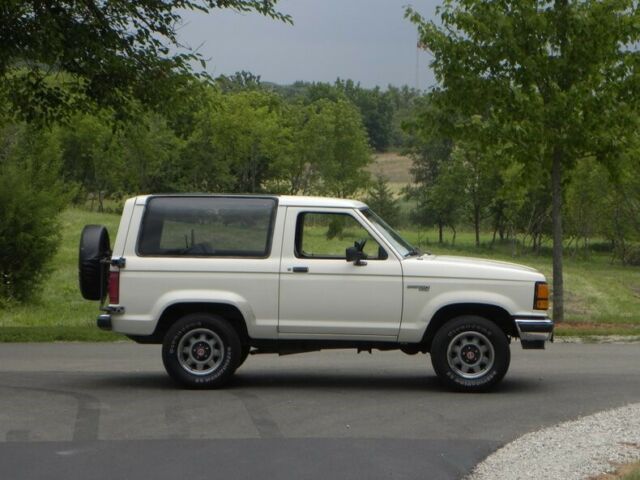 1989 White Ford Bronco --