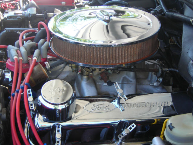 19890000 White Ford Crown Victoria Sedan