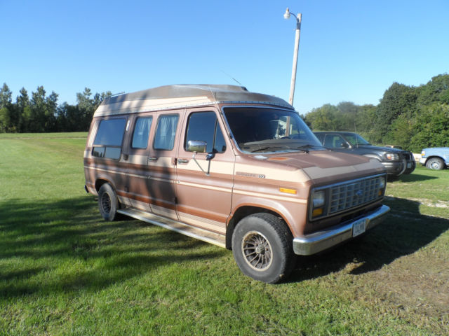 1989 Brown Ford E-Series Van Standard Passenger Van
