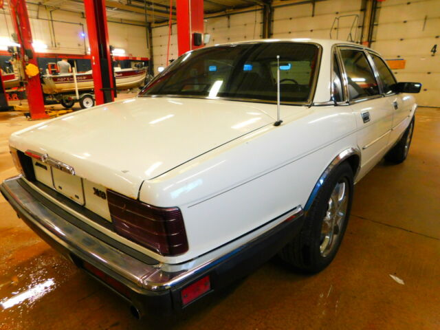 1989 White Jaguar XJ Sedan