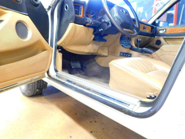 1989 White Jaguar XJ Sedan