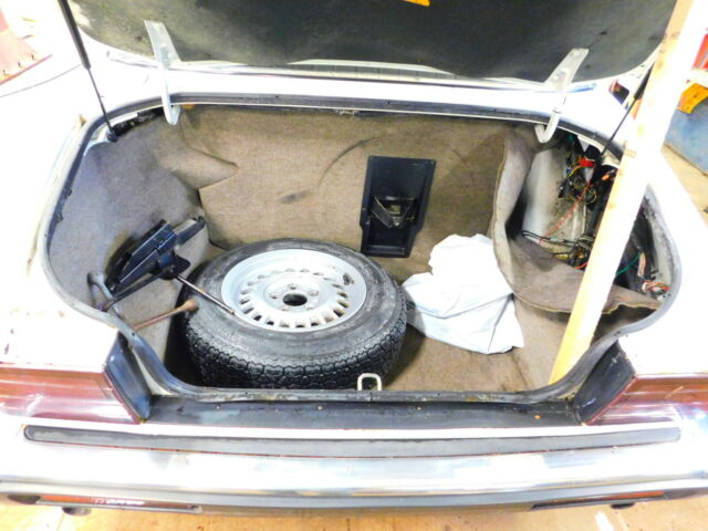 1989 White Jaguar XJ Sedan