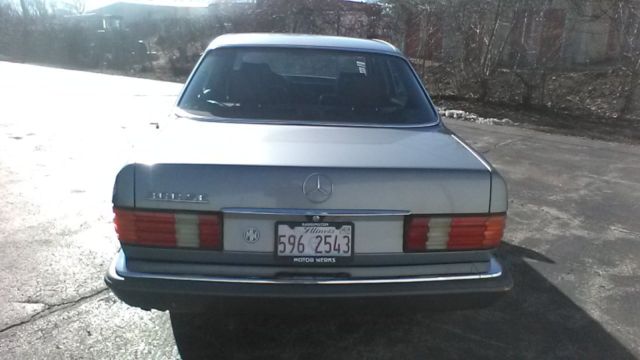 1989 Silver Mercedes-Benz 300-Series Sedan