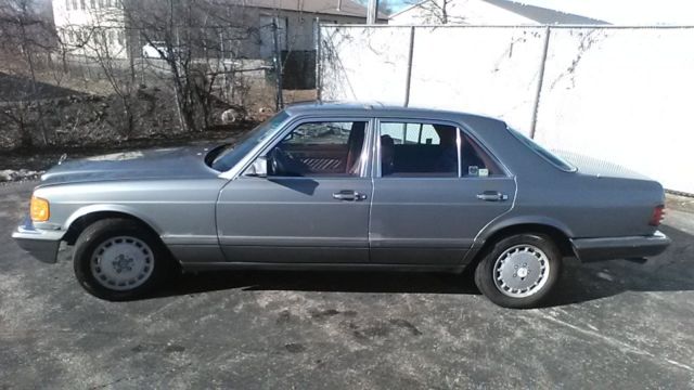 1989 Silver Mercedes-Benz 300-Series Sedan