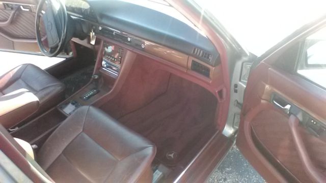 1989 Silver Mercedes-Benz 300-Series Sedan