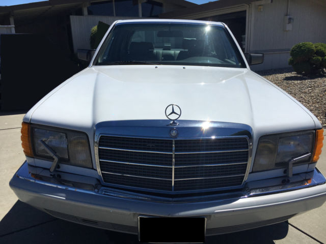 1989 White Mercedes-Benz 300-Series Sedan