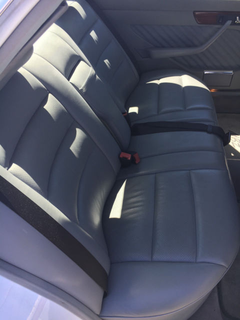 1989 White Mercedes-Benz 300-Series Sedan