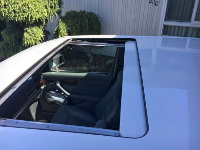 1989 White Mercedes-Benz 300-Series Sedan