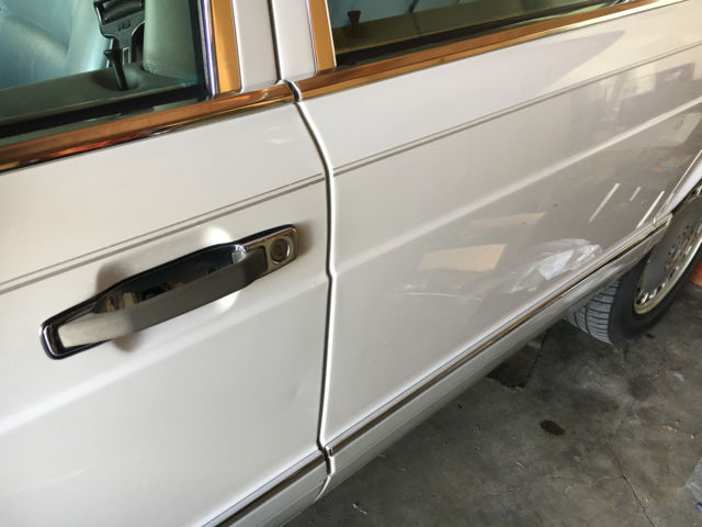 1989 White Mercedes-Benz 300-Series Sedan