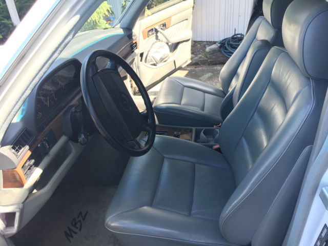 1989 White Mercedes-Benz 300-Series Sedan