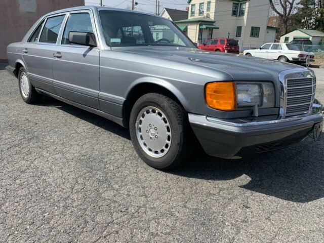 1989 Blue Mercedes-Benz 400-Series 4 door