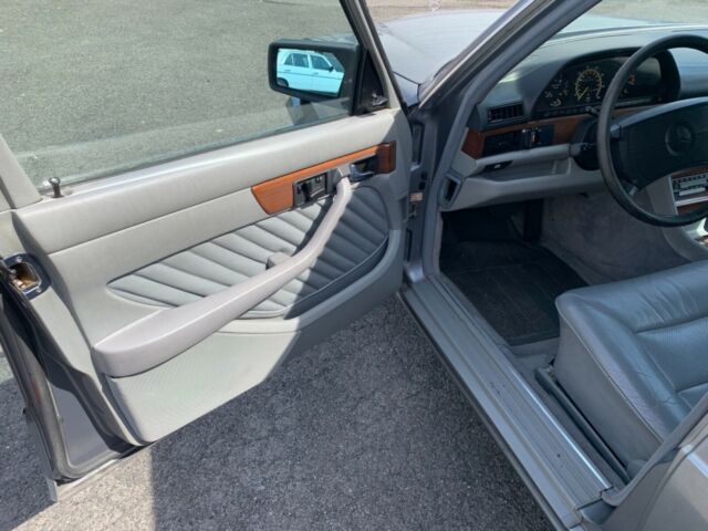 1989 Blue Mercedes-Benz 400-Series 4 door