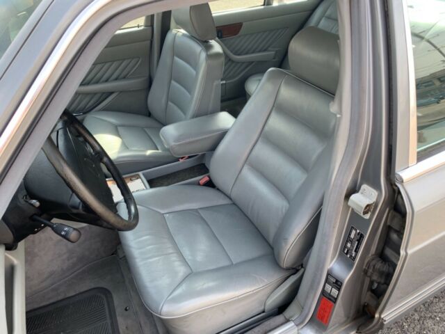 1989 Blue Mercedes-Benz 400-Series 4 door