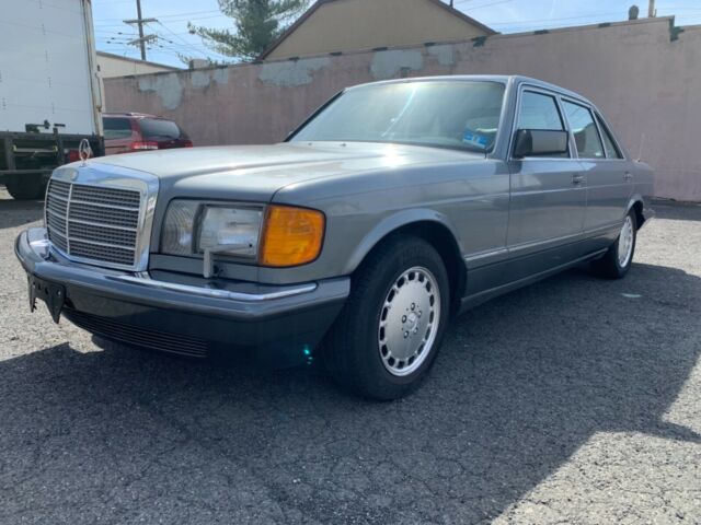 1989 Blue Mercedes-Benz 400-Series 4 door