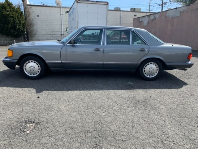 1989 Blue Mercedes-Benz 400-Series 4 door