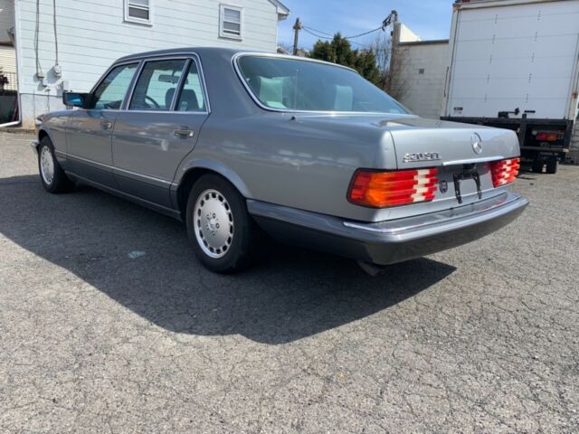 1989 Blue Mercedes-Benz 400-Series 4 door