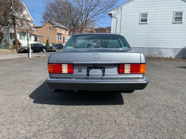1989 Blue Mercedes-Benz 400-Series 4 door