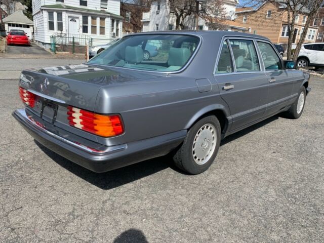 1989 Blue Mercedes-Benz 400-Series 4 door