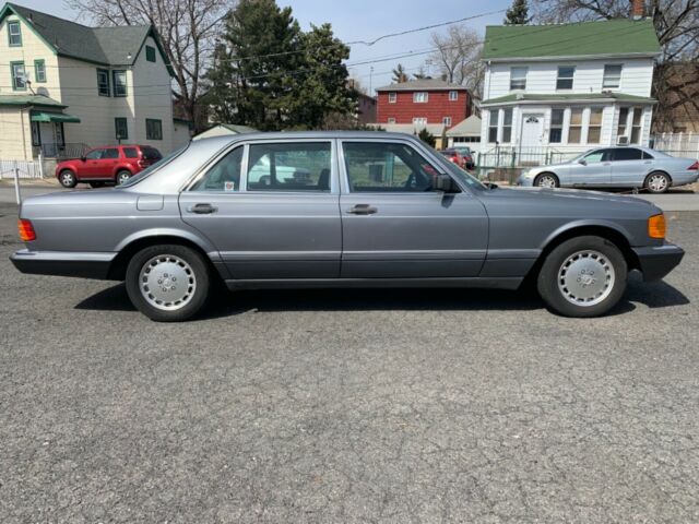 1989 Blue Mercedes-Benz 400-Series 4 door