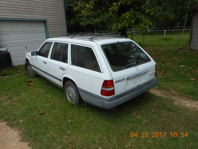 1989 White Mercedes-Benz 300-Series Wagon