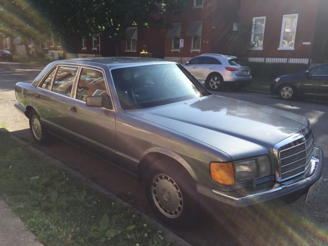 1989 Gray Mercedes-Benz 400-Series sedan