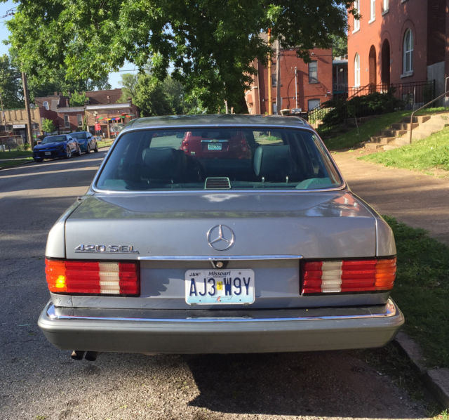 1989 Gray Mercedes-Benz 400-Series sedan