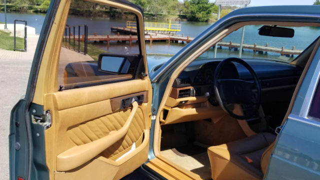 1989 Seafoam Poly Mercedes-Benz 400-Series Sedan